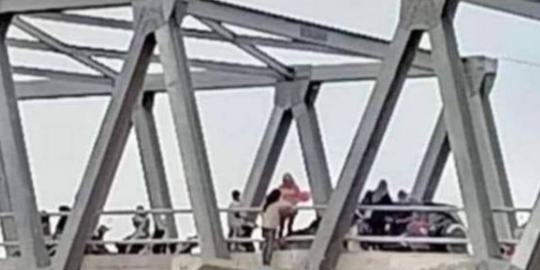 Nyeleneh Banget, Gaya Cewek Ini saat Foto di Jembatan Tuban Tuai Sorotan