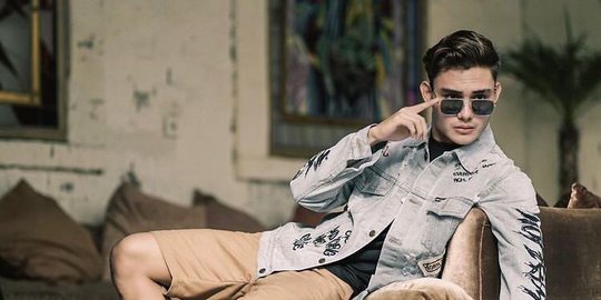 Bak Model Profesional, Begini Gaya Cool Teuku Reka 'Pintu Berkah' saat Pemotretan