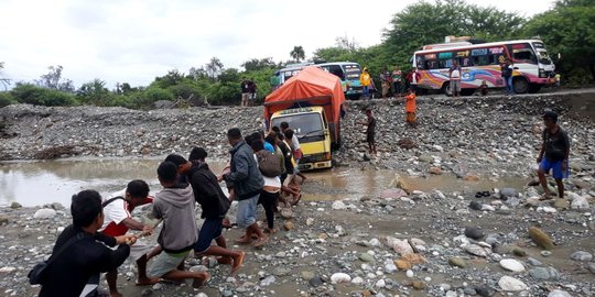 Cerita Perjuangan Nakes dan Polisi Percepat Vaksinasi di Pelosok NTT