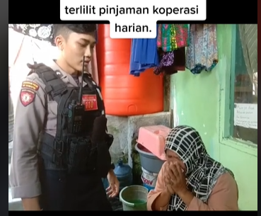 polisi ini bantu lunasi utang seorang ibu ibu