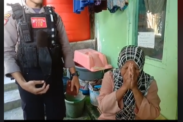 polisi ini bantu lunasi utang seorang ibu ibu