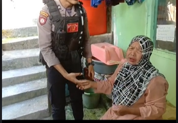 polisi ini bantu lunasi utang seorang ibu ibu