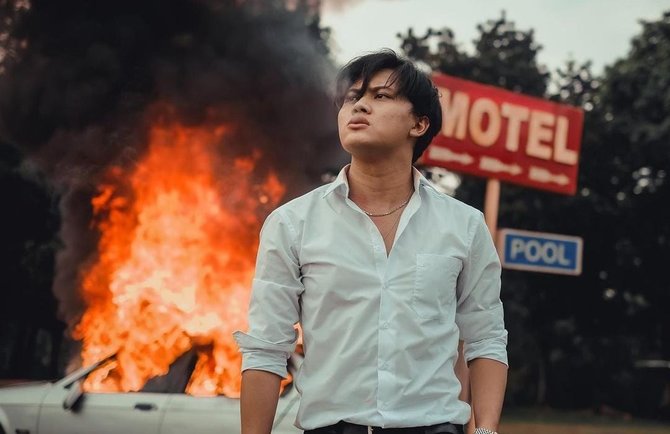 potret rizky febian berlatar mobil terbakar bikin heboh sempat dihancurkan