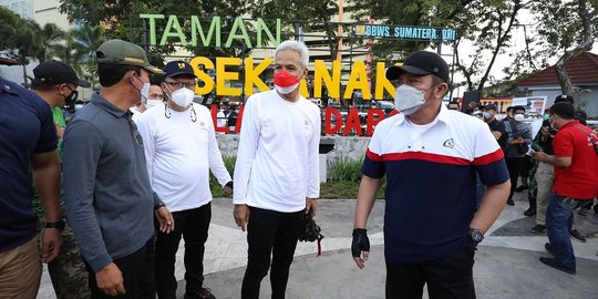 Berkunjung ke Palembang, Ganjar Susur Sungai dan Ikut Bersihkan Sampah