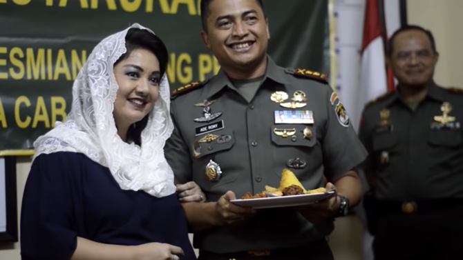 kolonel tni ini punya istri tak sembarangan