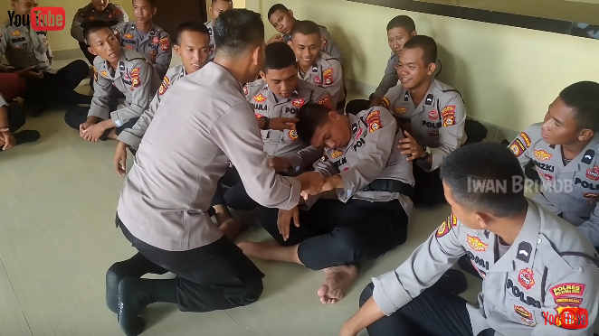 polisi ini malu setengah mati