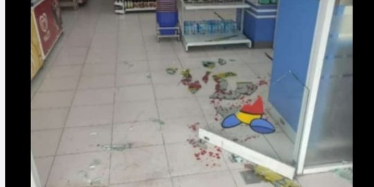 CEK FAKTA: Hoaks Pintu Minimarket Pecah Karena Diserbu Pembeli Minyak Goreng