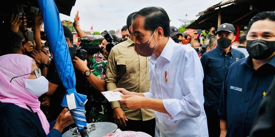 Jokowi Beri Tambahan Modal bagi Pedagang di Pasar Baru Tanjung Enim