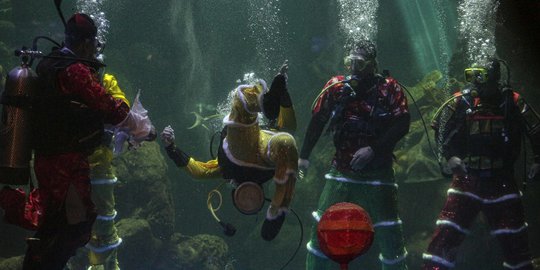 Atraksi Barongsai di Aquarium Raksasa Ancol