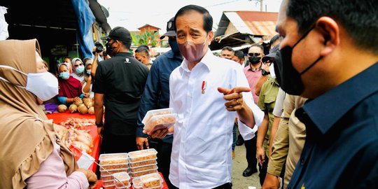 Presiden Jokowi Ditemani Erick Thohir Bagikan Bantuan untuk Pedagang di Muara Enim