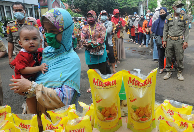 antrean warga saat operasi pasar minyak goreng di pamulang