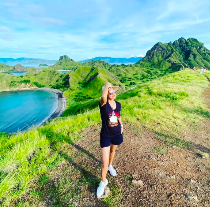 4 gaya liburan sisca magdalena pemeran ibu irawan di love story the series