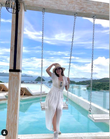 4 gaya liburan sisca magdalena pemeran ibu irawan di love story the series