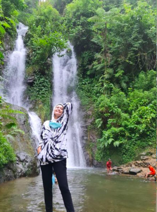 4 gaya liburan sisca magdalena pemeran ibu irawan di love story the series