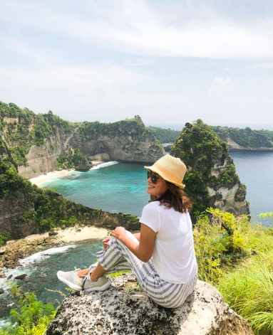 4 gaya liburan sisca magdalena pemeran ibu irawan di love story the series