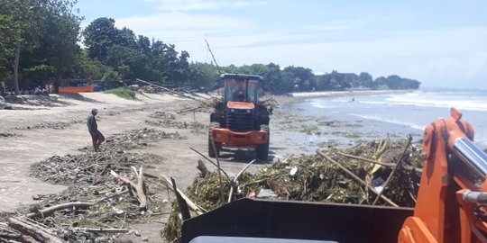 Pantai Kuta Bali Dikelilingi Sampah Plastik dan Rumput Laut