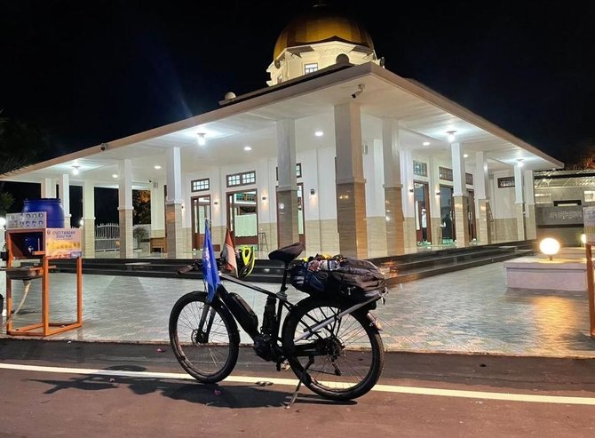 warga asal tangsel ini gowes ke arab saudi singgah di medan bertemu gubernur sumut