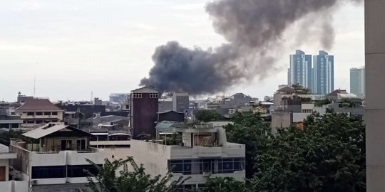 Api Bakar Permukiman di Tambora Berhasil Dipadamkan, Petugas Usut Penyebab Kebakaran