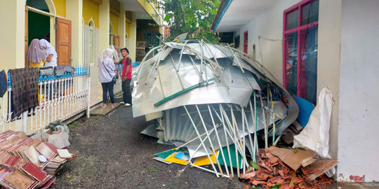 Tasikmalaya Dilanda Cuaca Ekstrem, Kubah Masjid Roboh dan Pohon Bertumbangan