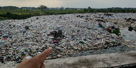 Pemkab Bekasi Tutup TPS Ilegal Sepanjang 1,3 Km di Bantaran Kali CBL
