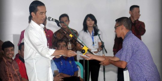 Jokowi Serahkan Bantuan Modal Bagi Pedagang di Pasar Bintan Center Tanjung Pinang