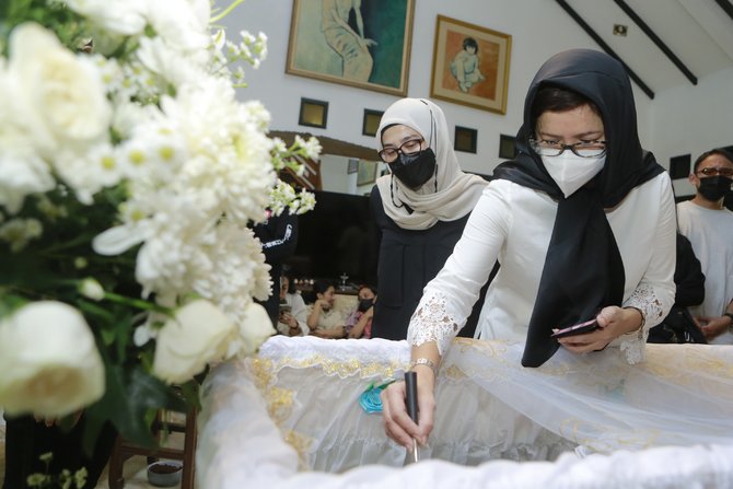 4 momen nurul arifin saat dandani jenazah naura magnalia berusaha tegar