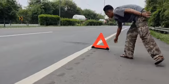 Pria Ini Bantu Sopir Truk Alami Pecah Ban di Tol 'Sudah Makan Belum Pak'