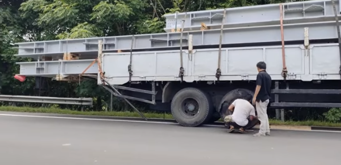 pria ini bantu sopir truk yang alami pecah ban di tol