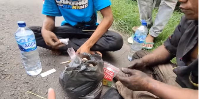 pria ini bantu sopir truk yang alami pecah ban di tol