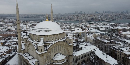 Pemandangan Istanbul Berselimut Salju Tebal