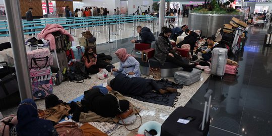 Ribuan Penumpang Terlantar di Bandara Istanbul Akibat Salju Lebat