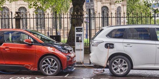 15 juta motor dan mobil listrik mengaspal di 2030