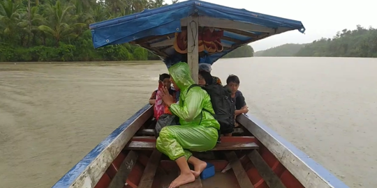 Penuh Perjuangan, Siswa SD di Sukabumi Harus Lewati Sungai Penuh Buaya untuk Sekolah