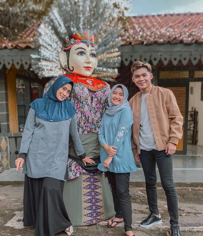 4 potret rio lida bareng pemain pintu berkah akrab