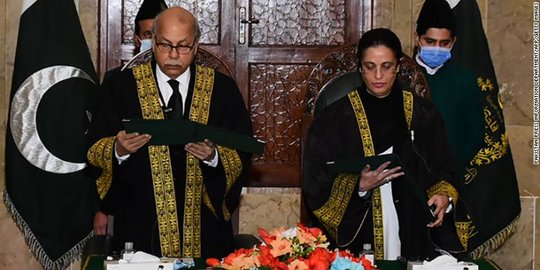 Pakistan Tunjuk Hakim Mahkamah Agung Perempuan Pertama dalam Sejarah