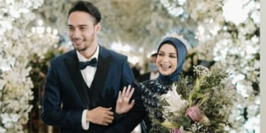 Resmi Menikah, Intip Potret Achmad Megantara 'Love Story The Series' Bareng Istri