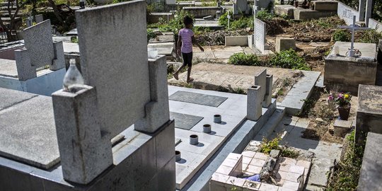 Seorang Pemuda Gangguan Jiwa di Bogor Ketahuan Bongkar Makam