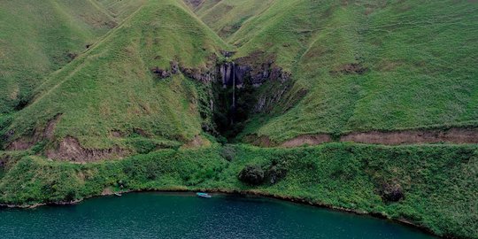 Tersembunyi Diapit Bukit Hijau, Intip Pesona Air Terjun Sitiris-tiris di Danau Toba