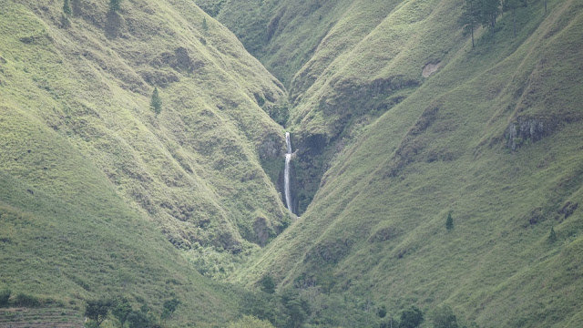 tersembunyi diapit bukit hijau intip pesona air terjun sitiris tiris di danau toba