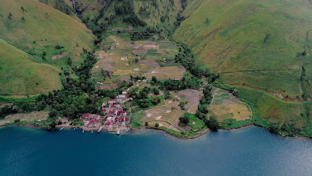 tersembunyi diapit bukit hijau intip pesona air terjun sitiris tiris di danau toba