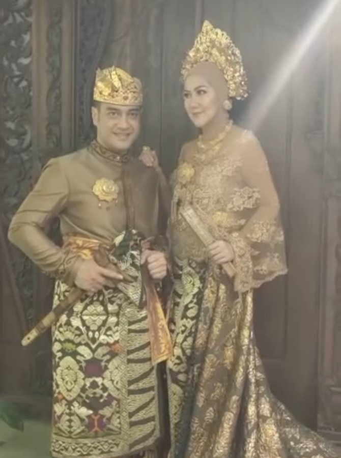 Potret Prewedding Ferry Irawan Dan Venna Melinda Pakai Baju Adat Bali Mesra Merdeka Com