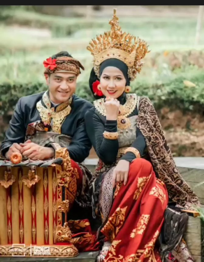 4 potret prewedding ferry irawan dan venna melinda pakai baju adat bali mesra