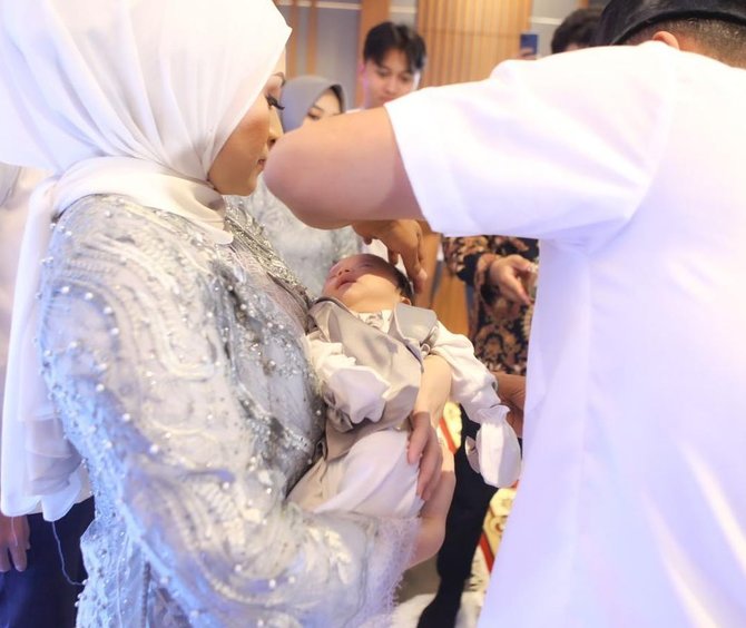 deretan foto acara tasyakuran aqiqah baby adzam anak sule dan nathalie