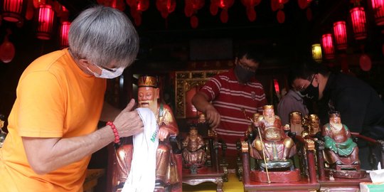 Ritual Bersih-Bersih Rupang di Vihara Dhanagun Bogor