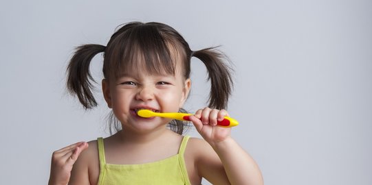 7 Makanan dan Minuman yang Secara Alami Bisa Memperkuat Gigi Anak