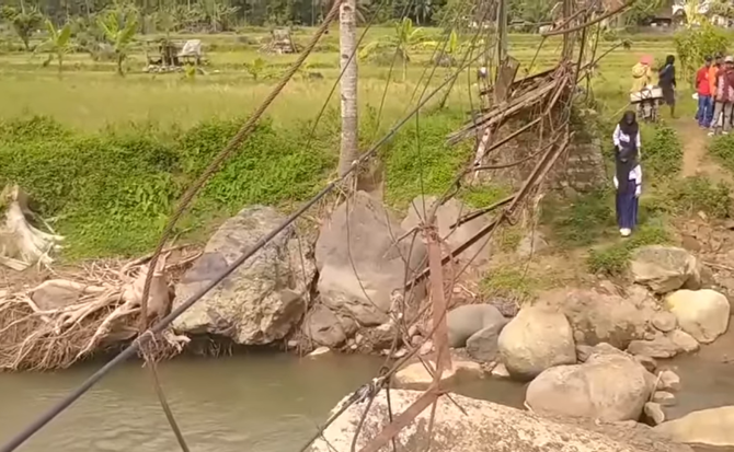 jembatan gantung di cidaun cianjur memprihatinkan