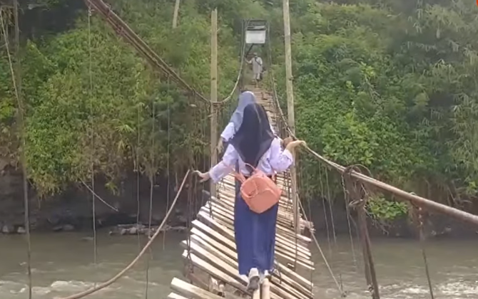 jembatan gantung di cidaun cianjur memprihatinkan