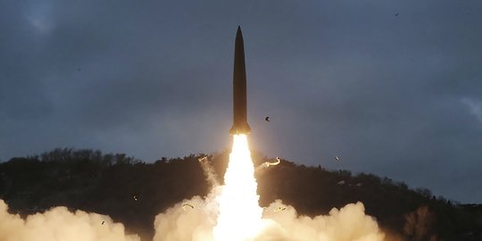 Momen Korea Utara Tembakkan Rudal Balistik dalam Uji Coba Keenam di Awal 2022