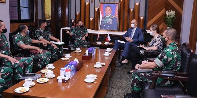 Jenderal TNI Dudung Didatangi Dubes Ceko, Tinggi Tubuhnya Jadi Sorotan