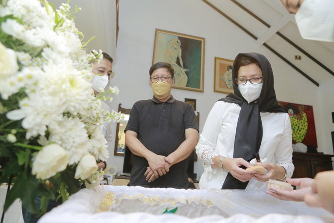 4 momen nurul arifin saat dandani jenazah naura magnalia berusaha tegar